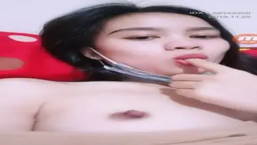 Luar Biasa! Cewek Santai Main Jari Bikin Becek